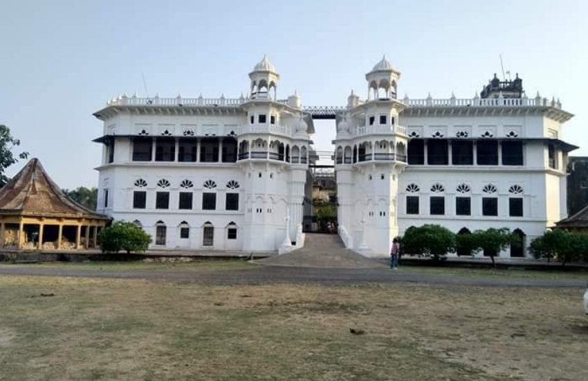 मांडा राजघराना की बात करें तो इस राजघराने से देश के आठवें प्रधानमंत्री वीपी सिंह निकले थे, लेकिन वीपी सिंह के बाद इस रियासत से भारती राजनीति में कोई दोबारा सामने नजर नहीं आया। वीपी सिंह के निधन के बाद उनके बड़े पुत्र अभय प्रताप सिंह ने विरासत में मिली सियासत को आगे बढ़ाना तो चाहा था, लेकिन सफलता नहीं मिली तो वह बिजनेस में कूद पड़े।
