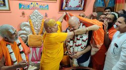 यूपी चुनाव: अयोध्या में आप का हिंदुत्व कार्ड! माथे पर चंदन लगा संतों संग भजन में लीन हुए सिसोदिया, हनुमानगढ़ी के भी किए दर्शन