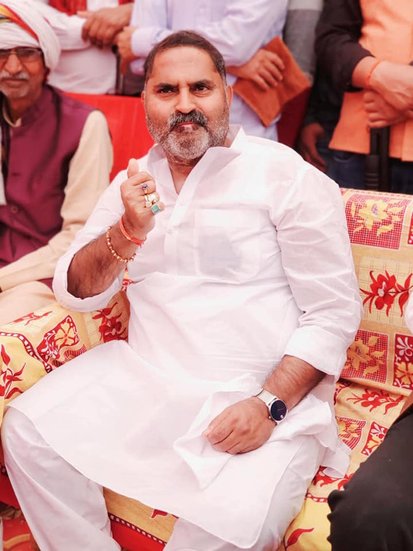 गोंडा की कर्नलगंज सीट से बीजेपी एमएलए अजय प्रताप सिंह उर्फ लल्ला भैया के पास लग्जरी गाड़ियों का जखीरा है। उनके पास होंंडा एकॉर्ड, टोयोटा इनोवा, होंडा सिविक, टाटा सफारी, टोयोटा कोरोला, मारुति जिप्सी और एक पजेरो कार है।  (यह भी पढ़ें: मुलायम फैमिली ही नहीं यूपी के इन परिवारों में भी है नेताओं की भरमार, कोई पीएम तो कोई रहा सीएम)