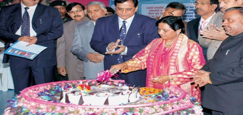 मायावती ने अपना जन्मदिन हर बार की तरह आलिशान तरीके से मनाया था और अखिलेश ने मायावती को जन्मदिन पर विशेष बधाई दी थी। इसे भी पढ़ें-‘बीजेपी में दो लॉबी करती थी काम’, मायावती ने अटल बिहारी वाजपेयी और लाल कृष्ण आडवाणी से जुड़ा खोला था राज