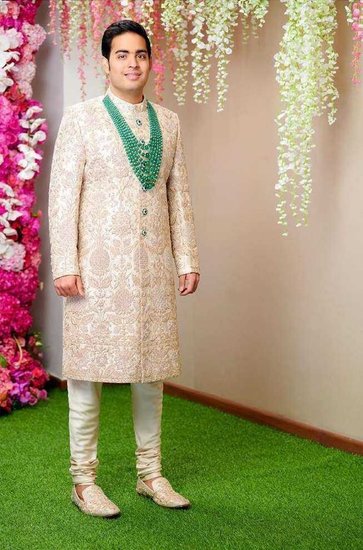अनंत अंबानी अकसर फैमिली फंक्शन्स में शेरवानी पहने नजर आते हैं। उनपर शेरवानी काफी जचती भी है।