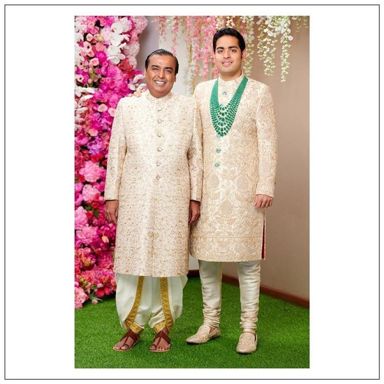सब्यसाची मुखर्जी की डिजायनर शेरवानी में मुकेश अंबानी और अनंत अंबानी। (यह भी पढ़ें- सास को अब भी आंटी ही कहती हैं श्लोका, जानिए क्यों)