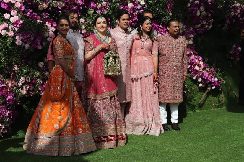 Mukesh Ambani Daughter In law Shloka Ambani: रिलायंस (Reliance) इंडस्ट्रीज के मुखिया मुकेश अंबानी की गिनती दुनिया के चंद सबसे धनी लोगों में होती है। उनके परिवार में पत्नी नीता अंबानी (Nita Ambani)से बेटे आकाश (Akash Ambani), अनंत (Anant Ambani) और बेटी ईशा अंबानी (Isha Ambani), सभी अपनी लाइफस्टाइल को लेकर भी चर्चा में रहते हैं। अंबानी परिवार निजी कार्यक्रमों में ज्यादातर पारंपरिक परिधानों में ही नजर आता है। आइए देखें मुकेश अंबानी की बहू श्लोका मेहता की लहंगे में कुछ तस्वीरें: 