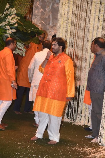 मुकेश अंबानी के छोटे बेटे शेरवानी की अपेक्षा पारिवारिक कार्यक्रमों में कुर्ता पायजामा पहनना ज्यादा पसंद करते हैं। (यह भी पढ़ें: मुकेश अंबानी की पत्नी हैं लाखों के लहंगों की शौकीन, देखें नीता अंबानी की पसंद)