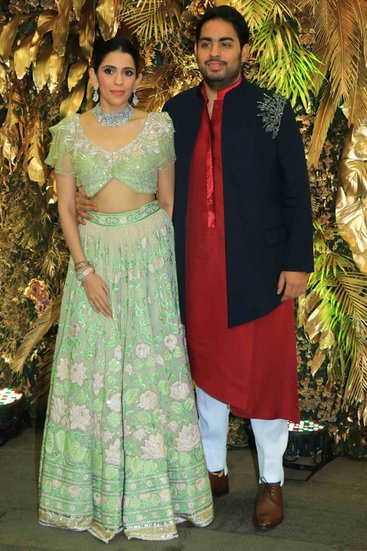 श्लोका मेहता की शादी मुकेश अंबानी के बड़े बेटे आकाश अंबानी से हुई है। (यह भी पढ़ें - 'मैं श्लोका संग पूरी जिंदगी बिताना चाहता हूं..', मां नीता अंबानी से आकाश ने यूं की थी दिल की बात)