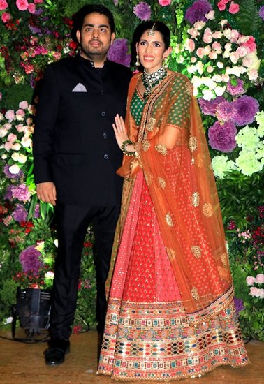 श्लोका मेहता और आकाश की शादी भारत में पिछले कुछ दशकों की सबसे आलीशन शादी थी। (यह भी पढ़े - मुकेश अंबानी से आकाश और अनंत अंबानी तक, ऐसी शानदार शेरवानियां पहनता है अंबानी परिवार)
