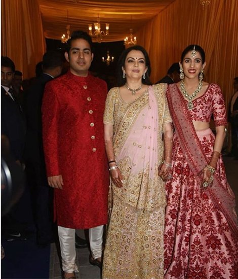 पति आकाश और सास नीता अंबानी के साथ श्लोका मेहता। (यह भी पढ़ें- सास को अब भी आंटी ही कहती हैं श्लोका, जानिए क्यों)