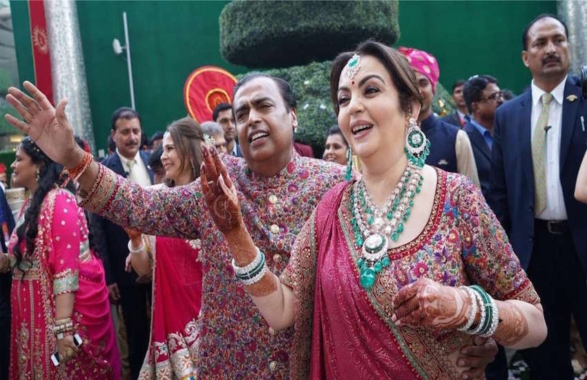 Mukesh Ambani Nita Ambani: मुकेश अंबानी एशिया के सबसे अमीर उद्योगपति हैं। रिलायंस (Reliance) इंडस्ट्रीज के प्रमुख मुकेश अंबानी अपनी लग्जरी लाइफस्टाइल के लिए भी चर्चित हैं। मुकेश अंबानी की पत्नी नीता अंबानी की लाइफस्टाइल भी सुर्खियों में रही है। नीता डिजाइनर लहंगों की शौकीन हैं। वह कई मौकों पर खूबसूरत लहंगे में नजर आ चुकी हैं। आइए देखें नीता अंबानी की लहंगे में तस्वीरें:
