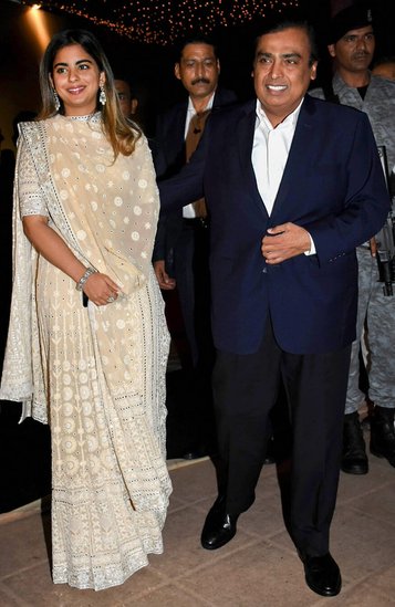 Mukesh Ambani Daughter Isha Ambani): मुकेश अंबानी किसी परिचय के मोहताज नहीं हैं। रिलायंस इंडस्ट्रीज (Reliance) के प्रमुख मुकेश अंबानी एशिया के सबसे अमीर शख्स हैं। उनके तीन बच्चे हैं। बेटों के नाम आकाश (Akash Ambani) और अनंत अंबानी (Anant Ambani) है तो बेटी का नाम ईशा अंबानी है। ईशा अंबानी भी अपनी मां नीता अंबानी (Nita Ambani) की तरह खूबसूरत डिजाइनर लहंगों की शौकीन हैं। देखें लहंगे में ईशा अंबानी की कुछ तस्वीरें: