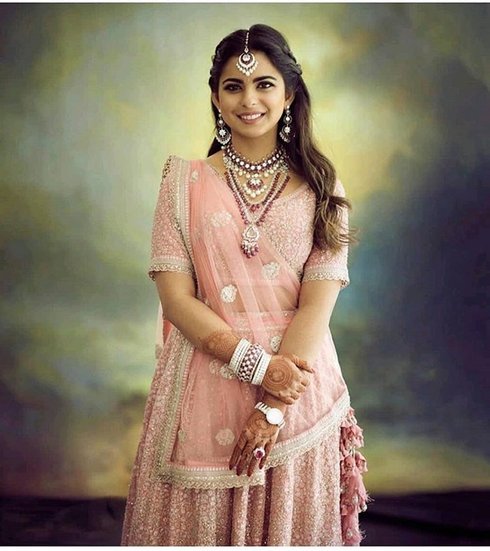 ईशा देओल लहंगे में और भी ज्यादा खूबसूरत लगती हैं।