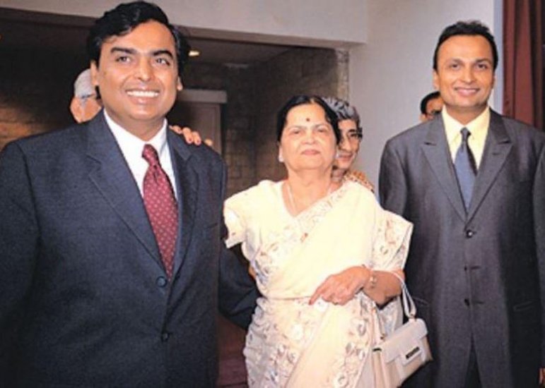 कोकिलाबेन अनिल, उनकी पत्नी टीना अंबानी और उनके बच्चों जय अनमोल व जय अंशुल के साथ इसी पुराने घर में रहती हैं।