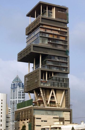 मुकेश अंबानी पत्नी नीता और बच्चों के साथ साल 2011 में एंटीलिया में शिफ्ट हुए थे। 