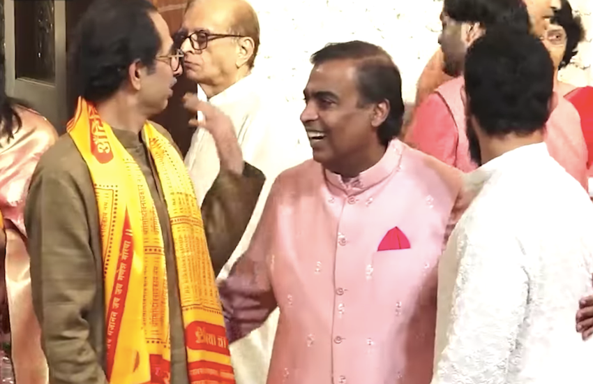 जब मुकेश अंबानी ने उद्धव और आमिर संग एक ग्रुप फोटो के लिए पोज दिया तो वहां से अनंत अंबानी धीरे से निकल गए। 