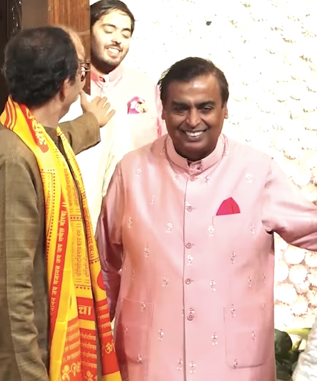 कई बार बुलाने के बाद भी अनंत अंबानी फोटोशूट के लिए नहीं आए तो उनके बिना ही मुकेश अंबानी, उद्धव ठाकरे और आमिर खान ने फोटो किंचवाई।