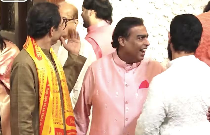 थों से इशारा भी किया कि आ जाओ एक फोटो सबकी साथ में हो जाए। लेकिन अनंत अंबानी ने मुस्कुराते हुए मना कर दिया। अनंत शरमा रहे रहे थे।