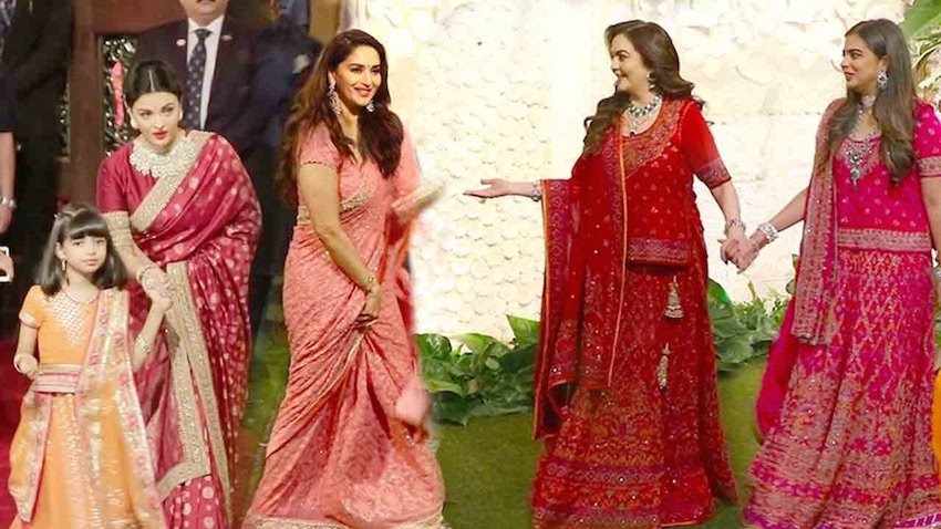 अंबानी परिवार के घर इस कार्यक्रम में मुंबई और देश के कई चर्चित चेहरे शामिल हुए थे। इसमें बॉलीवुड से राजनीति तक के लोग शामिल हुए थे। 