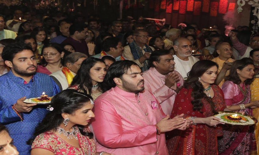 अंबानी परिवार हर साल गणेश उत्सव बड़े धूम-धाम से मनाता है। हालांकि पिछले २ सालों से कोरोना संक्रमण के कारण ऐसा नहीं हो पाया। आखिरी बार 2019 में अंबानी के एंटीलिया में गणेश पूजा का आयोजन हुआ था।