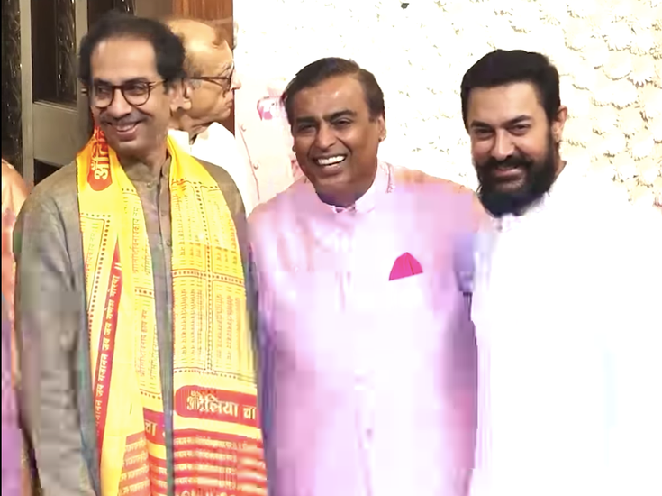 महाराष्ट्र के सीएम उद्धव ठाकरे और आमिर खान भी कार्यक्रम में पहुंचे थे। आमिर खान और उद्धव ठाकरे संग मुकेश अंबानी बेहद गर्मजोशी से मिलते दिखे थे। मुकेश अंबानी के छोटे बेटे अनंत भी दोनों मेहमानों से काफी देर तक गुफ्तगू करते रहे।