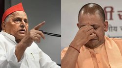 योगी आदित्यनाथ के बराबर में बैठ मुलायम सिंह यादव की तारीफ़ करने लगे संत, अखिलेश यादव ने शेयर किया वीडियो