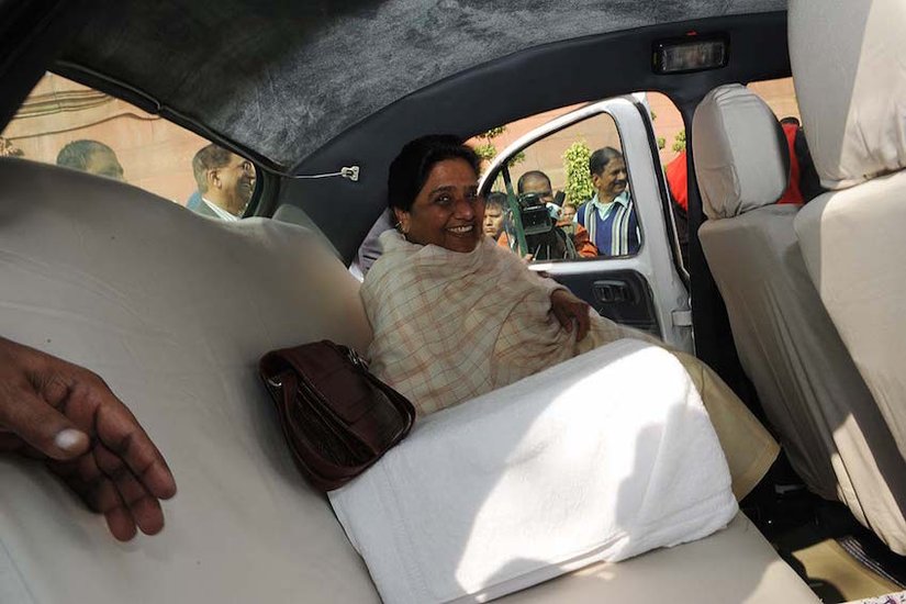 पिछले 30 सालों में सबसे ज्यादा बार यूपी सीएम की शपथ लेने का रिकॉर्ड बसपा प्रमुख मायावती के नाम है। वह चार बार राज्य की सीएम बनीं। (यह भी पढ़ें: मायावती से भी अमीर हैं BSP के ये विधायक, जानिए कौन हैं सबसे ज्यादा संपत्ति वाले यूपी के 7 MLA)