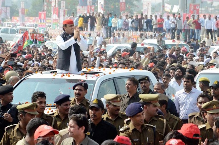 अखिलेश यादव भी यूपी के सीएम रह चुके हैं। मुलायम और मायावती की तरह वह भी बे'कार' हैं। सपा प्रमुख के पास भी अपनी कोई कार नहीं है।