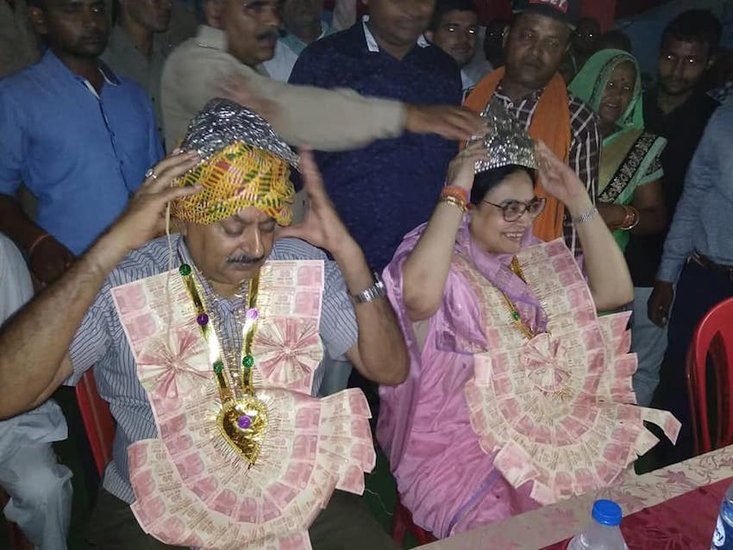 अभी तक बाह सीट के जैसे नतीजे रहे हैं उन्हें देख साफ कहा जा सकता है कि रानी पक्षलिका का परिवार किसी भी पार्टी के टिकट पर लड़ें जीत उन्हीं की होगी। (यह भी पढ़ें: 34 तलवार, 31 खंजर समेत 132 हथियारों की मालकिन हैं बीहड़ की ये रानी, अखिलेश यादव का साथ छोड़ थामा था BJP का हाथ )