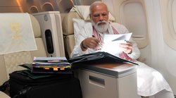 फ्लाइट में पेपर वर्क करते नजर आए पीएम नरेंद्र मोदी, शेयर की तस्वीर तो आने लगे ऐसे कमेंट