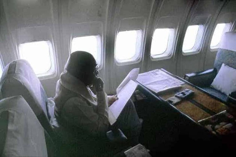 नरसिम्हा राव अपने विशेष विमान में काम करते हुए।