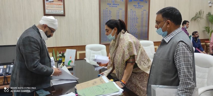 पक्षलिका सिंह के इस सवाल का स्कूल प्रशासन के पास कोई जवाब नहीं था। वह भड़क गईं। जिले के अधिकारियों से इस बाबत पूछा तो वहां से भी संतोषजनक उत्तर नहीं मिला। 