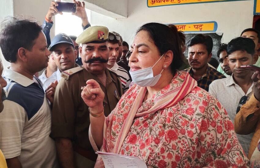 पक्षलिका सिंह आगरा के पास बाह विधानसभा से बीजेपी विधायक हैं। मौजूदा विधानसभा में वह सबसे अमीर महिला एमएलए हैं।  (यह भी पढ़ें: 34 तलवार, 31 खंजर समेत 132 हथियारों की मालकिन हैं बीहड़ की ये रानी, अखिलेश यादव का साथ छोड़ थामा था BJP का हाथ )