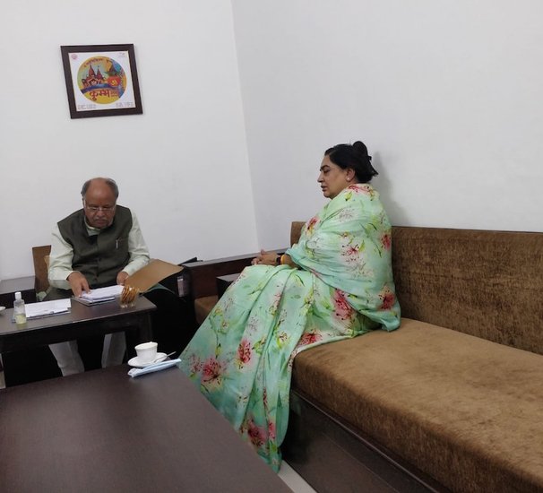 तंग आकर रानी पक्षलिका सिंह ने यूपी के सीएम योगी आदित्यनाथ को खत लिखकर अपनी नाराजगी जाहिर की। उन्होंने सरकार की इस योजना में लापरवाही की शिकायत करते हुए लिखा था कि इस तरह का कार्य बच्चों के साथ धोखेबाजी है। (यह भी पढ़ें: 34 तलवार, 31 खंजर समेत 132 हथियारों की मालकिन हैं बीहड़ की ये रानी, अखिलेश यादव का साथ छोड़ थामा था BJP का हाथ )