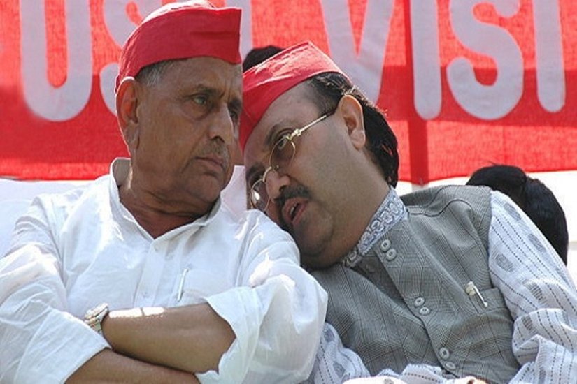 मुलायम सिंह यादव और अमर सिंह की दोस्ती नब्बे के दशक में हुई। 2020 में अपने निधन से कुछ समय पहले तक अमर मुलायम के अच्छे दोस्त रहे। एक समय में कहा जाता था कि मुलायम के लगभग हर राजनीतिक फैसले में अमर सिंह की मुहर जरूर होती थी। मुलायम ने कई निजी फैसले भी अमर सिंह की सहमति से ही लिये। (यह भी पढ़ें - जब अमर सिंह ने मणिशंकर अय्यर की कर दी थी पिटाई, मुलायम सिंह की मां पर किया था ऐसा कमेंट)