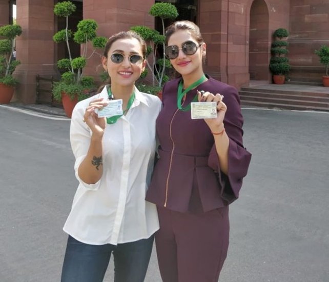 टीएमसी की दो सांसद नुसरत जहां और मिमी चक्रवर्ती भी बहुत अच्छी दोस्त हैं। दोनों ही बंगाली सिनेमा की चर्चित अभिनेत्री हैं। फिल्मी दुनिया में ही दोनों दोस्त बनीं और उस दोस्ती को आज तक कायम रखे हुए हैं। (यह भी पढ़ें - 13 महीने छोटे हैं अखिलेश योगी आदित्यनाथ से, जानिए इन 10 विरोधी नेताओं के बीच है कितने साल का अंतर)