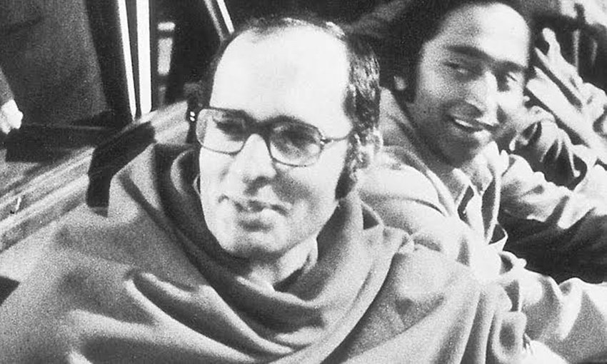 कमलनाथ और संजय गांधी के बीच की दोस्ती काफी चर्चित रही। इनकी दोस्ती का अंदाजा इसी से लगाया जा सकता है कि एक समय में कहा जाता था कि इंदिरा के दो हाथ, संजय और कमलनाथ। इंदिरा गांधी भी कमलनाथ को अपना तीसरा बेटा मानती थीं। कमलनाथ दून स्कूल के दिनों में संजय गांधी के दोस्त बने और फिर ये दोस्ती संजय गांधी की आखिरी सांस तक बनी रही। (यह भी पढ़ें - राजनीति में चर्चित थी इन 14 नेताओं की दोस्ती, मौत ने कर दिया अलग)