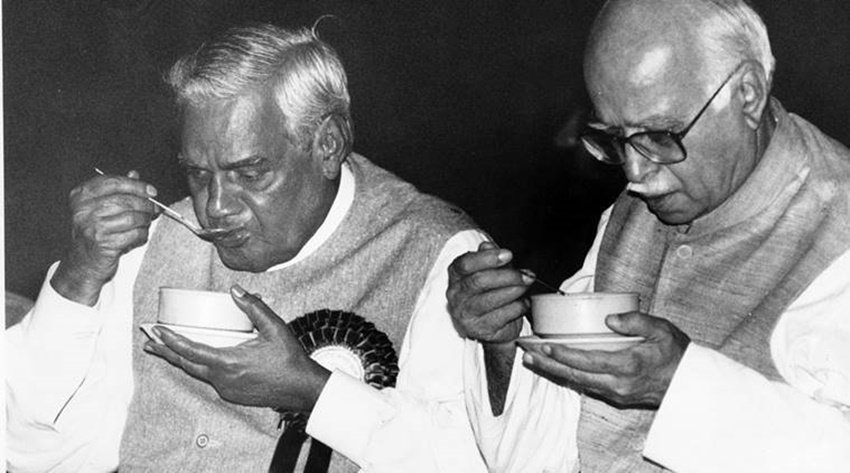 पूर्व पीएम अटल बिहारी वाजपेयी और लाल कृष्ण आडवाणी की जोड़ी भी भारतीय राजनीति की चर्चित जोड़ियों में रही। आज की तारीख में भारतीय जनता पार्टी जिस मुकाम पर है उसे वहां तक ले जाने का श्रेय इन्हीं दोनों दोस्तों को दिया जाता है। दोनों ने कड़ी मेहनत और दूरदर्शिता से कांग्रेस का मजबूत विकल्प खड़ा किया और बीजेपी को आज यहां तक पहुंचाया। 