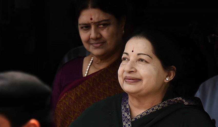 शशि कला और जयललिता भी बहुत अच्छी दोस्त रहीं। 1988 से ही शशिकला जयललिता के साथ रहती थीं। जयललिता के तमाम फैसलों में शशिकला की भूमिका रहती थी। जानकार ये भी कहते हैं कि जयललिता के संपत्ति की जिम्मेदारी भी शशिकला के पास ही रहती थी। (यह भी पढ़ें - जयललिता से कंगना रनौत तक, ‘एडल्ट’ थी इन 5 मशहूर एक्ट्रेसेज की पहली फिल्म)