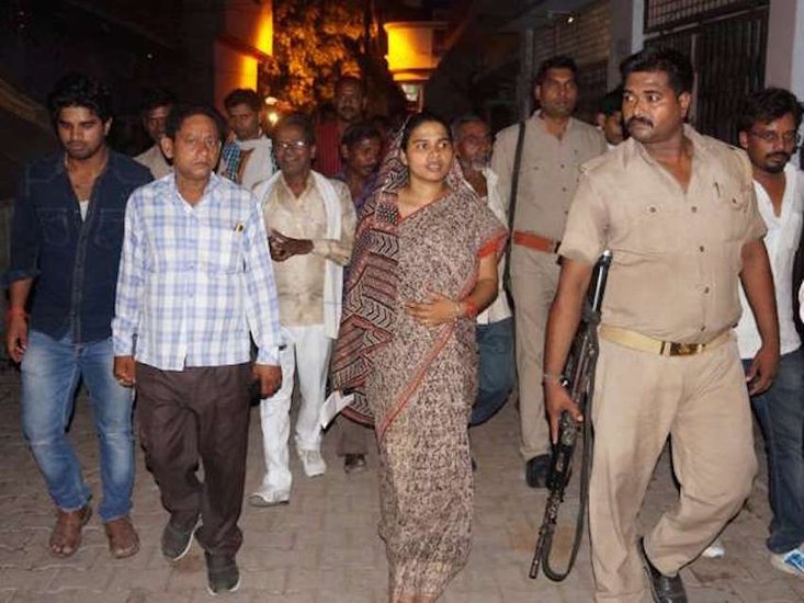पूजा पाल बेहद गरीब परिवार से ताल्लुक रखती हैं। उनके पिता पंचर की दुकान चलाया करते थे। पूजा खुद कभी किसी अस्पताल में तो कभी किसी दफ्तर को कभी किसी के घर में झाड़ू पोंछा करके अपना गुजारा करती थीं।