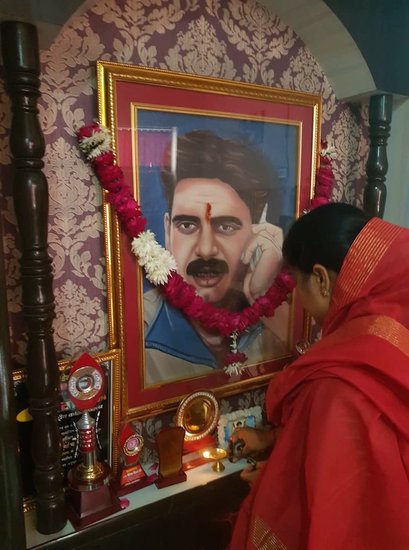 25 जनवरी 2005 को तत्कालीन बसपा विधायक राजू पाल को दिनदहाड़े गोलियों से भून डाला गया था। इस मर्डर ने पूरे शहर को हिंसा की आग में झोंक दिया था।