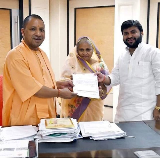 рд╢реЛрднрд╛ рд╕рд┐рдВрд╣ рдлреИрдЬрд╛рдмрд╛рдж рдХреА рдмреАрдХрд╛рдкреБрд░ рд╡рд┐рдзрд╛рдирд╕рднрд╛ рд╕реАрдЯ рд╕реЗ рдмреАрдЬреЗрдкреА рд╡рд┐рдзрд╛рдпрдХ рд╣реИрдВред рд╡рд╣ рд░рд╛рд▓реЛрдж рдХреЗ рдкреВрд░реНрд╡ рдкреНрд░рджреЗрд╢ рдЕрдзреНрдпрдХреНрд╖ рдореБрдиреНрдирд╛ рд╕рд┐рдВрд╣ рдЪреМрд╣рд╛рди рдХреА рд╡рд┐рдзрд╡рд╛ рд╣реИрдВред рджрд░рдЕрд╕рд▓ рд░рд╛рд╖реНрдЯреНрд░реАрдп рд▓реЛрдХрджрд▓ рдХреЗ рдЕрдзреНрдпрдХреНрд╖ рдореБрдиреНрдирд╛ рд╕рд┐рдВрд╣ рдЪреМрд╣рд╛рди рдХреА рдореМрдд 31 рдЬреВрди 2016 рдХреЛ рдбреЗрдВрдЧреВ рд╕реЗ рд╣реЛ рдЧрдпреА рдереАред рдЗрд╕рдХреЗ рдмрд╛рдж рджрд┐рд╕рдВрдмрд░ 2016 рдореЗрдВ рдЙрдирдХреА рдкрддреНрдиреА рд╢реЛрднрд╛ рд╕рд┐рдВрд╣ рдмреАрдЬреЗрдкреА рдореЗрдВ рд╢рд╛рдорд┐рд▓ рд╣реЛ рдЧрдИрдВред