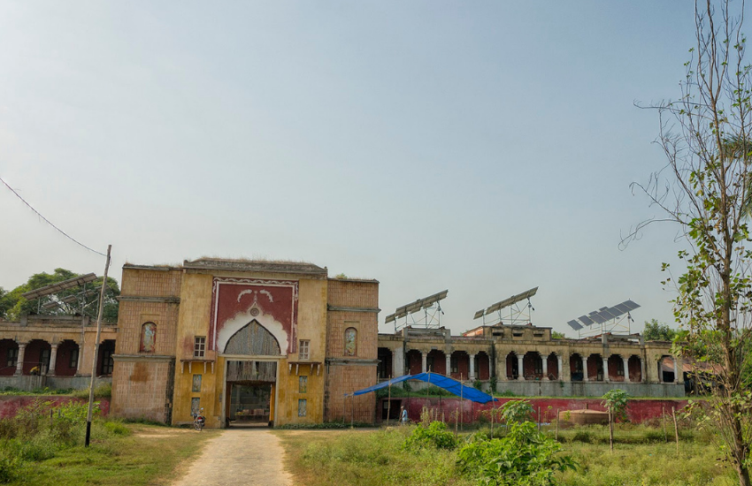 किले के अंदर बने सरकारी शाही गेस्टहाउस भी खंडहर में तब्दील हो चुके हैं। उसके खिड़की-दरवाजे गांववाले उखड़ा ले गए। इसे भी पढ़ें- राजा भैया के कुंडा में जब स्टेशन पर रुकती हैं ट्रेंने, शाही अंदाज में होता है यात्रियों का स्वागत