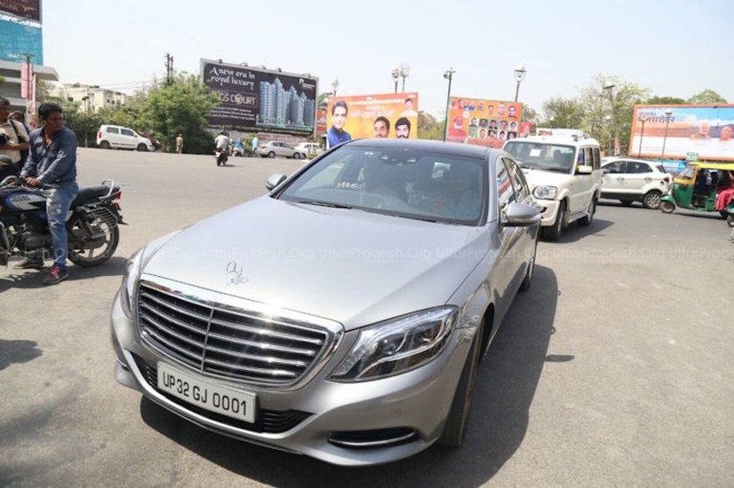 प्रतापगढ़ में राजा भैया की गाड़ियों के नंबर से ही लोग पहचान जाते हैं कि ये किसकी कार है।(यह भी पढ़ें : 'पढ़ेगा तो बुजदिल बन जाएगा', राजा भैया को अनपढ़ रखना चाहते थे उनके पिता, मां ने चोरी से भेजा था स्कूल )