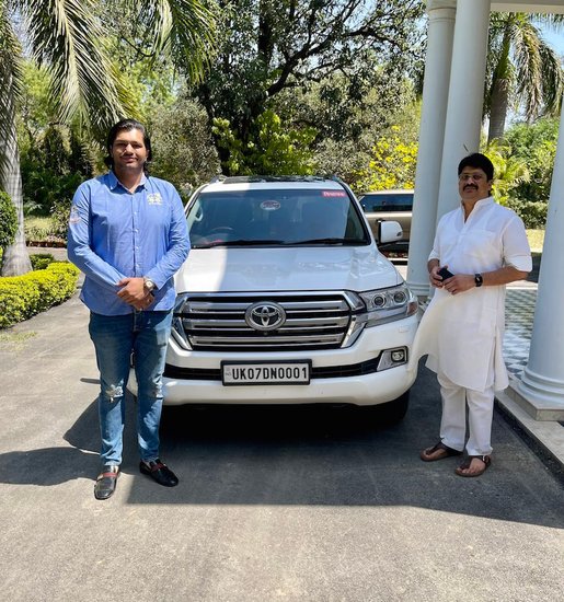 राजा भैया की गाड़ियों पर वीआईपी नंबर लगे हैं। उनकी ज्यादातर गाड़ियां दो नंबरों वाली ही है। पहली 0001 और दूसरी 0072. (यह भी पढ़ें: राजा भैया से मुख्तार अंसारी तक, जानिए किस वीआईपी नंबर की गाड़ियों से चलते हैं यूपी के ये 7 बाहुबली नेता )