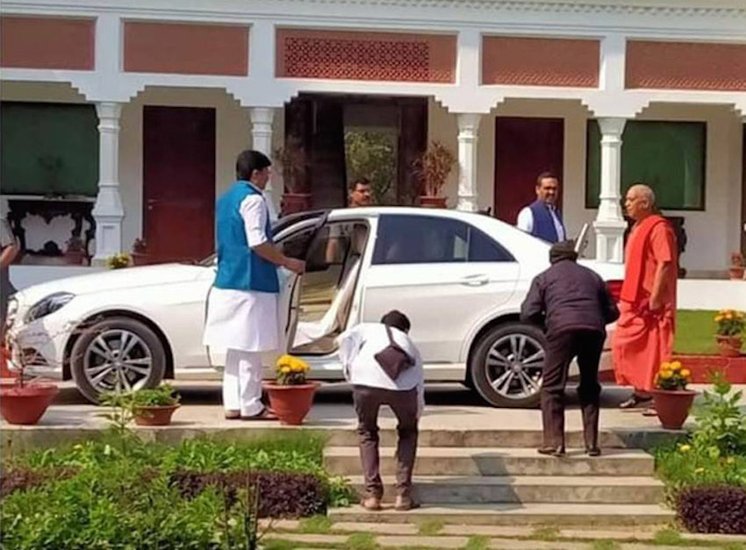 बता दें कि राजा भैया कई बार उत्तर प्रदेश सरकार में मंत्री भी रह चुके हैं। मुलायम से लेकर कल्याण सिंह और अखिलेश यादव तक ने उन्हें अपने कैबिनेट में शामिल किया था। ( यह भी पढ़ें: ‘अपने तालाब में मगरमच्छ पाले हो क्या?..’, जब पहली मुलाकात में राजा भैया से पूछ बैठे थे लालू यादव )