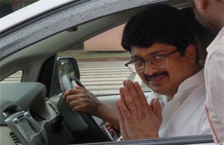 Raja Bhaiya Cars: राजा भैया किसी पहचान के मोहताज नहीं हैं। यूपी की राजनीति में वह एक चर्चित नाम हैं। भदरी रियासत के राजकुमार राजा भैया ने 1993 में राजनीति में कदम रखा। तब से आज तक वह अपना कोई भी चुनाव नहीं हारे। वह पिछले 6 बार से लगातार कुंडा विधानसभा क्षेत्र से निर्दलीय एमएलए बनते आ रहे हैं।