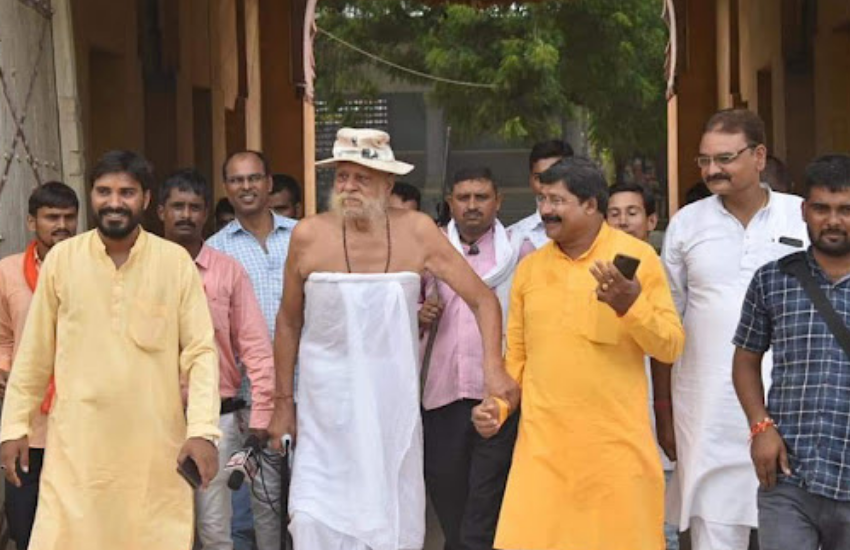 कालाकांकर रियासत के वारिस रहे राजा दिनेश सिंह इंदिरा गांधी के राजनैतिक नजदीकी रही थी और उनकी रियासत पंडित नेहरू के समय से कांग्रेसी रही थी। जबकि राजा उदय प्रताप सिंह विश्व हिंदू परिषद से जुड़े हुए थे।