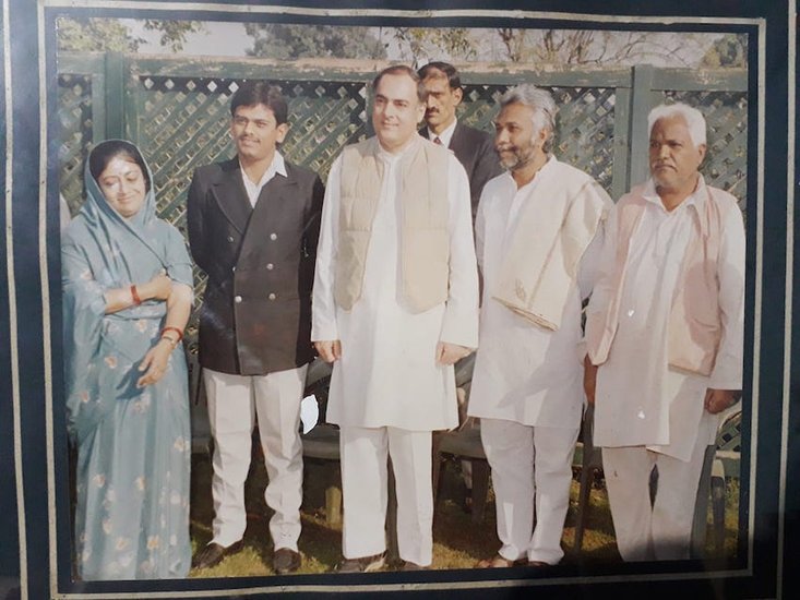 पूर्व प्रधानमंत्री राजीव गांधी संग देवव्रत सिंह।( यह भी पढ़ें: ‘अपने तालाब में मगरमच्छ पाले हो क्या?..’, जब पहली मुलाकात में राजा भैया से पूछ बैठे थे लालू यादव )