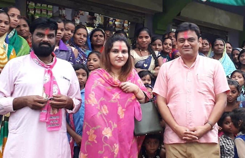 विभा की शादी कांग्रेस के लोकसभा सांसद रहे और छत्तीसगढ़ में खैरागढ़ रियासत के देवव्रत सिंह से हुई है। ये विभा की दूसरी शादी है। पहले पति से विभा का तलाक हो गया था। उस शादी से उनको एक बेटी हैं। (यह भी पढ़ें: राजा भैया के मामा की समधन हैं वसुंधरा राजे सिंधिया, ये 16 राजनेता भी आपस में हैं समधी )