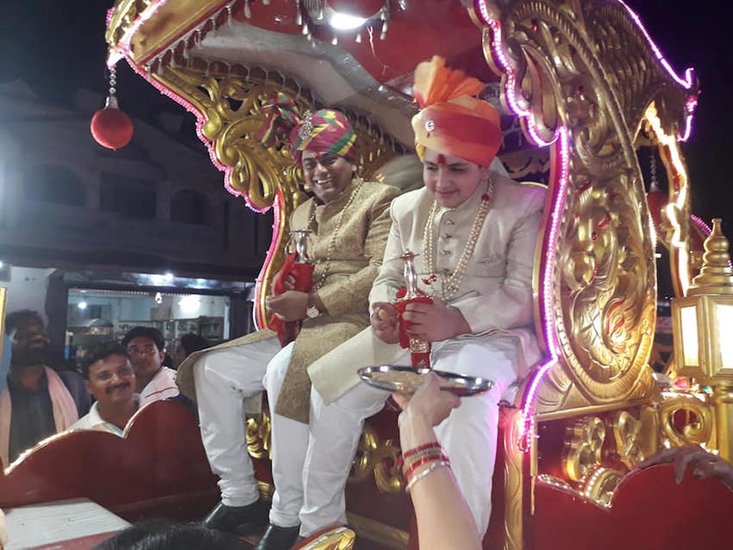 देवव्रत सिंह भी तलाकशुदा हैं। पहली पत्नी पद्मा सिंह से 2016 में तलाक के बाद उन्होंने 2017 में विभा से शादी की थी। पहली शादी से देवव्रत सिंह को दो बच्चे हैं। (यह भी पढ़ें: जब प्रेग्नेंट थीं पत्नी तब जेल में बंद थे राजा भैया, मुलायम ने निकाला तब देख पाए थे बेटों का मुंह ) 
