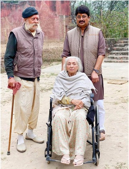 राजा भैया की मां ने अपने पति को बिना बताए राजा भैया का दाखिला इलाहाबाद में करा दिया। वहां से स्कूलिंग करने के बाद राजा भैया ने लखनऊ विशव विश्वविद्यालय से एलएलबी किया। ( यह भी पढ़ें: ‘अपने तालाब में मगरमच्छ पाले हो क्या?..’, जब पहली मुलाकात में राजा भैया से पूछ बैठे थे लालू यादव )