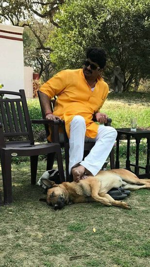 यूपी में प्रतापगढ़ के कुंडा से निर्दलीय विधायक और भदरी रियासत के राजकुमार रघुराज प्रताप सिंह उर्फ राजा भैया की छवि एक दबंग नेता की है। कहा जाता है कि क्षेत्र से कोई भी उनके खिलाफ चुनाव में उतरने की हिम्मत आसानी से नहीं जुटा पाता है। (यह भी पढ़ें: राजा भैया के महल में एंट्री से काफी पहले बंद करनी पड़ती है कार, गलती पर भड़क जाते हैं उनके पिता)